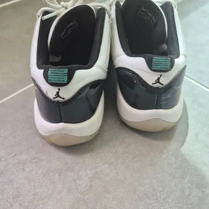 [BUNJANG] Nike Jordan 11 Retro Low Sneakers / 나이키 조던11레트로로우 250 판매