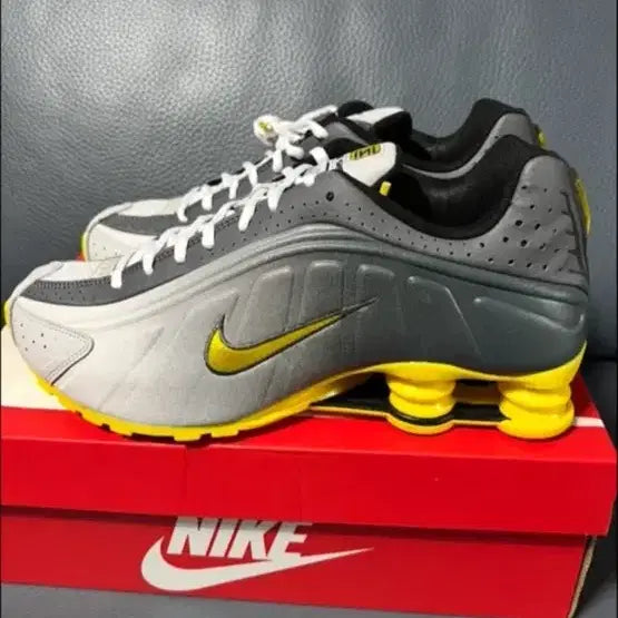 [BUNJANG] Nike Shox R4 SE Best Gray Sneakers / (매장정품 새제품)샥스 R4 SE 배스트 그레이 (255/285 사이즈)