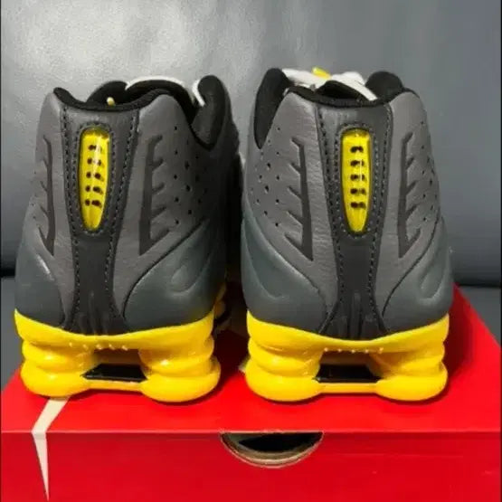 [BUNJANG] Nike Shox R4 SE Best Gray Sneakers / (매장정품 새제품)샥스 R4 SE 배스트 그레이 (255/285 사이즈)