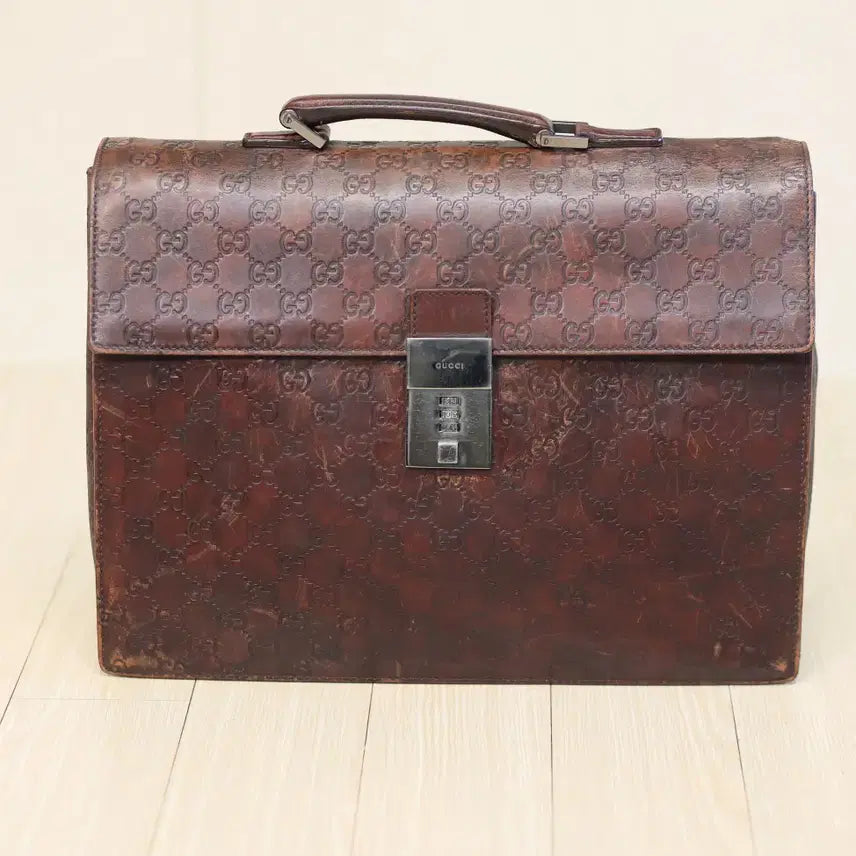 [BUNJANG] Gucci GG Embossed Leather Briefcase with Classic Lock / 구찌 GG 엠보 레더 브리프케이스 클래식 잠금
