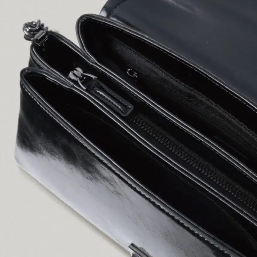 [BUNJANG] 폴뉴아 클래식 로고 체인백(CLASSIC LOGO CHAIN BAG) / 폴뉴아 클래식 로고 체인백(CLASSIC LOGO CHAIN BAG)
