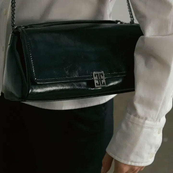 [BUNJANG] 폴뉴아 클래식 로고 체인백(CLASSIC LOGO CHAIN BAG) / 폴뉴아 클래식 로고 체인백(CLASSIC LOGO CHAIN BAG)