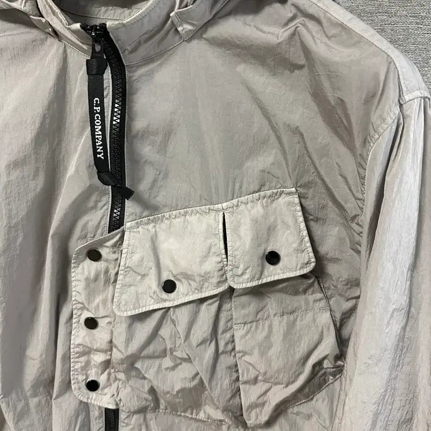 [SOLD OUT] CP컴퍼니 크롬R 나일론 고글 바람막이 그레이 (L)