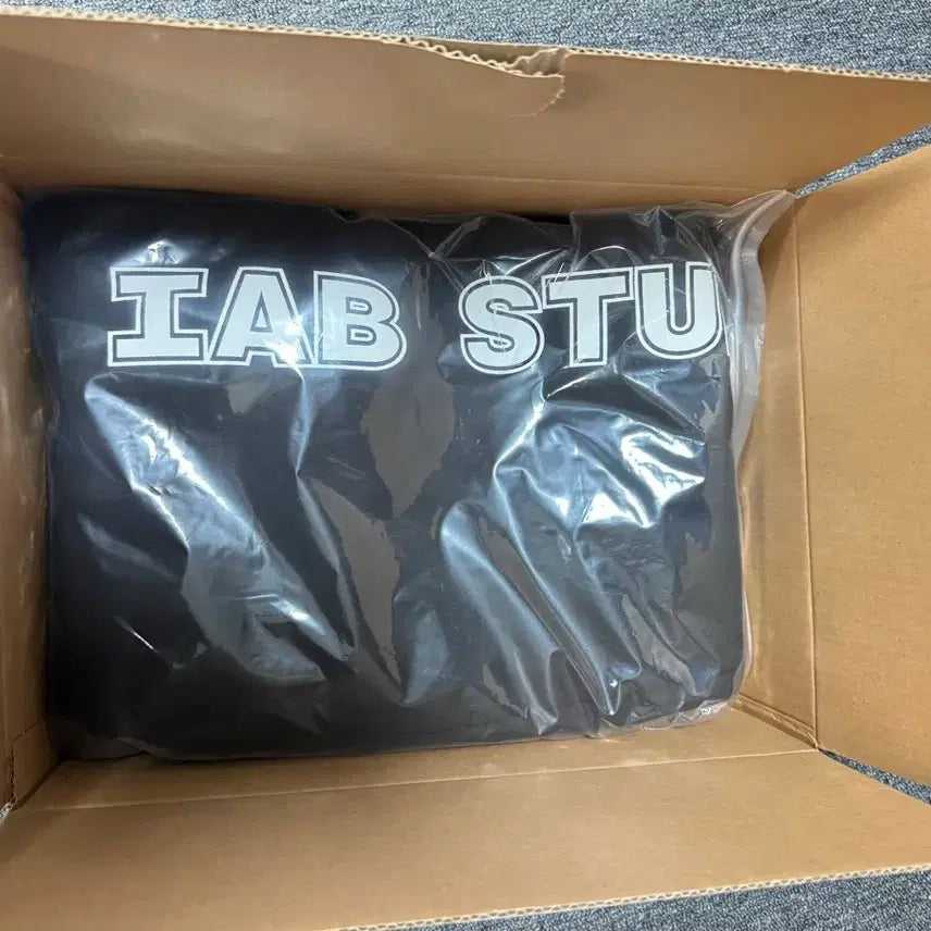 [SOLD OUT] IAB 아이앱 스튜디오 아이앱 스트레이트 로고 스웨트팬츠 블랙 XXL