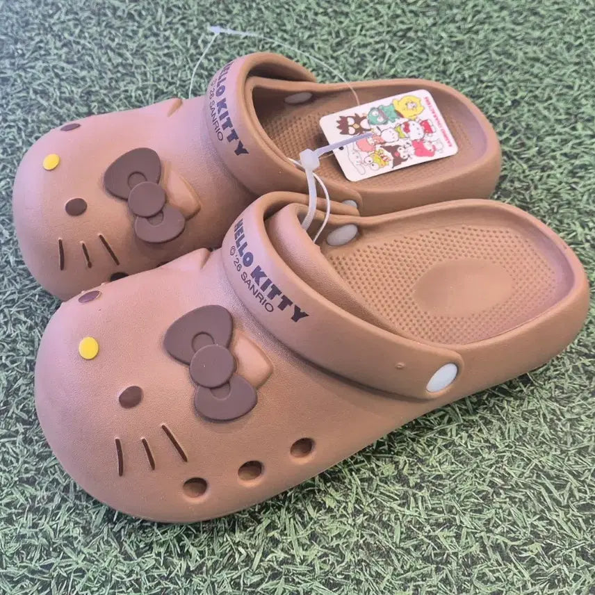 [SOLD OUT] 헬로키티 크록스디자인 실내화 샌들 브라운 260,250