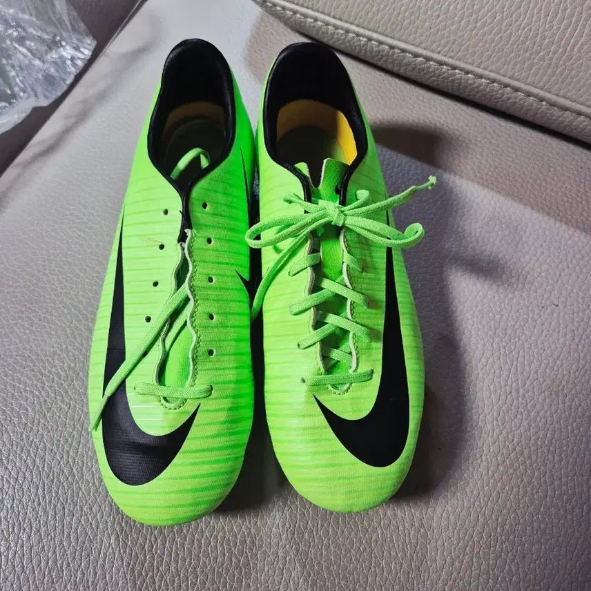[BUNJANG] Nike Fluorescent Green Football Cleats / 나이키 축구화 형광 그린 스터드화