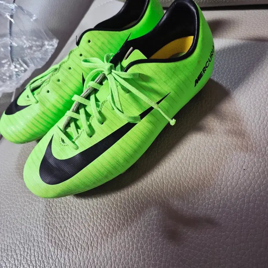 [BUNJANG] Nike Fluorescent Green Football Cleats / 나이키 축구화 형광 그린 스터드화