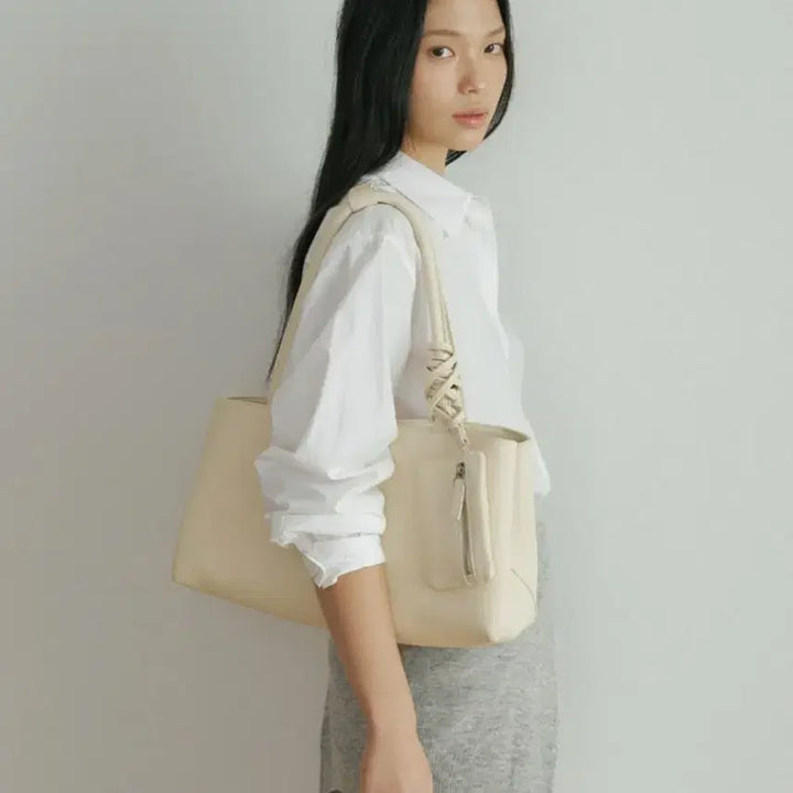 [BUNJANG] Ring Seoul Cowhide Wide Shoulder Bag (Cream) / [1회착] 링서울 소가죽 와이드 숄더백 (크림) | 노트북 가방