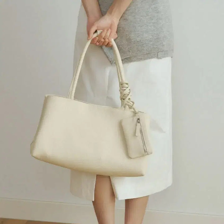 [BUNJANG] Ring Seoul Cowhide Wide Shoulder Bag (Cream) / [1회착] 링서울 소가죽 와이드 숄더백 (크림) | 노트북 가방
