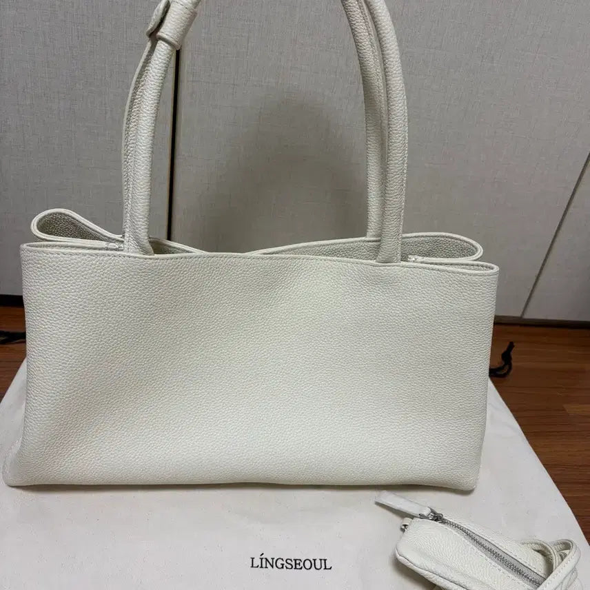 [BUNJANG] Ring Seoul Cowhide Wide Shoulder Bag (Cream) / [1회착] 링서울 소가죽 와이드 숄더백 (크림) | 노트북 가방