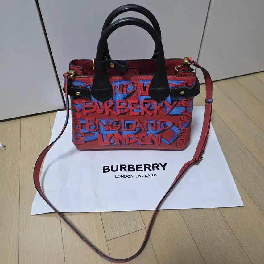 [BUNJANG] Burberry Graffiti Banner Bag Small / 버버리 정품 그래피티 배너백 스몰