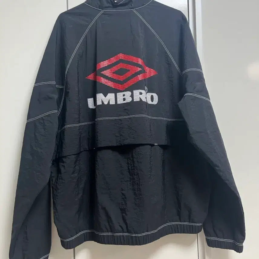 [BUNJANG] Umbro Crispy Taslan Windbreaker Black (105) / 엄브로 크리스피 타슬란 바람막이 블랙 (105)