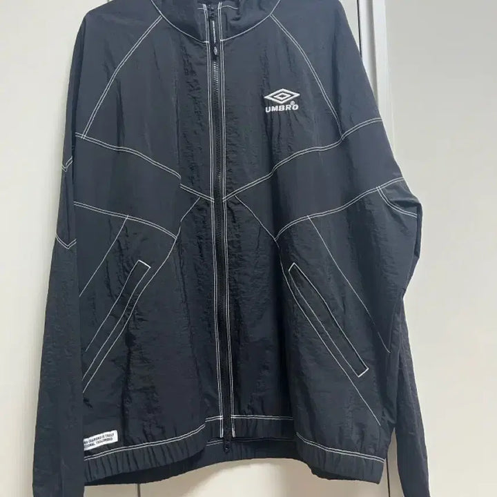 [BUNJANG] Umbro Crispy Taslan Windbreaker Black (105) / 엄브로 크리스피 타슬란 바람막이 블랙 (105)
