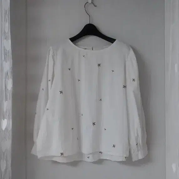 [BUNJANG] A-Line Blouse with Floral Embroidery / A라인 블라우스