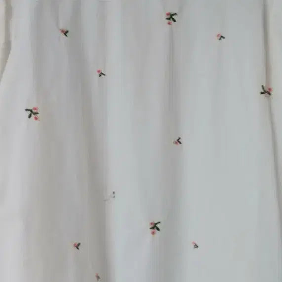 [BUNJANG] A-Line Blouse with Floral Embroidery / A라인 블라우스