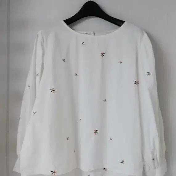 [BUNJANG] A-Line Blouse with Floral Embroidery / A라인 블라우스