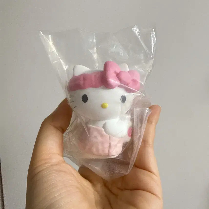 [SOLD OUT] [미개봉] 산리오 헬로키티 목욕 딸기우유 피규어