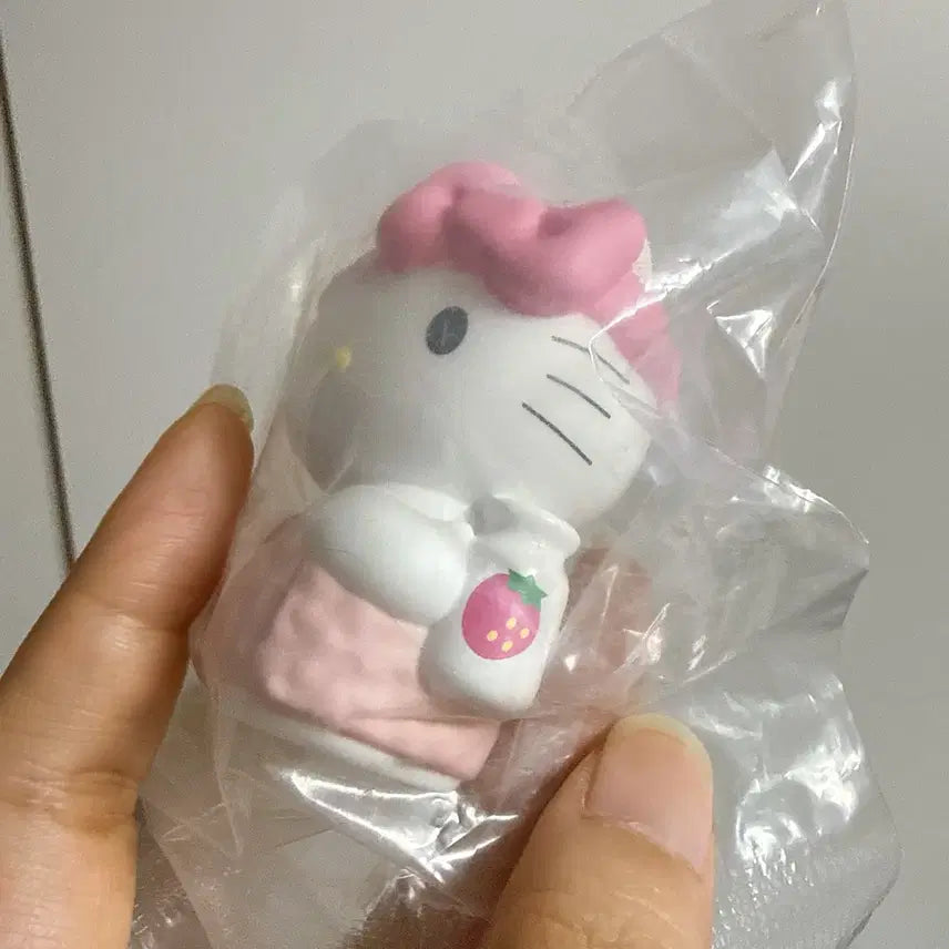 [SOLD OUT] [미개봉] 산리오 헬로키티 목욕 딸기우유 피규어