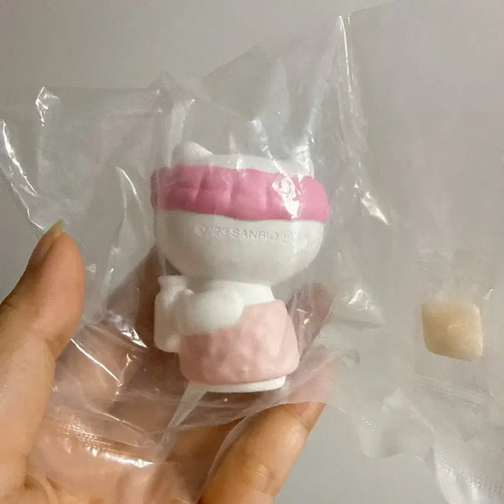 [SOLD OUT] [미개봉] 산리오 헬로키티 목욕 딸기우유 피규어