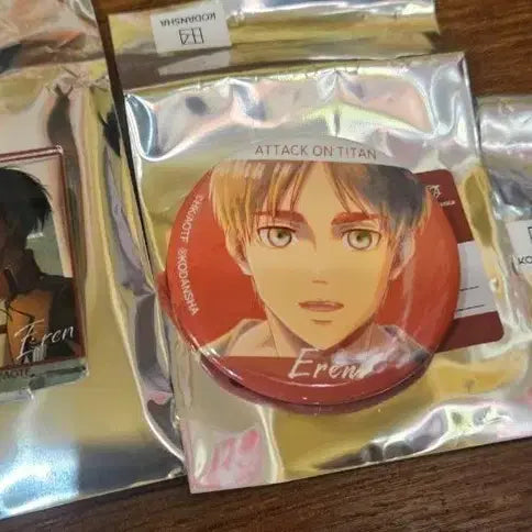 [BUNJANG] Attack on Titan Eren Acrylic and Badge Bundle Set / 진격의 거인 에렌 아크릴, 뱃지 세트 판매