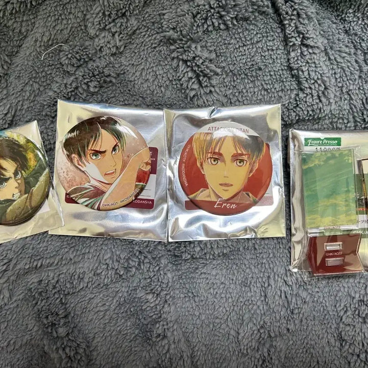 [BUNJANG] Attack on Titan Eren Acrylic and Badge Bundle Set / 진격의 거인 에렌 아크릴, 뱃지 세트 판매
