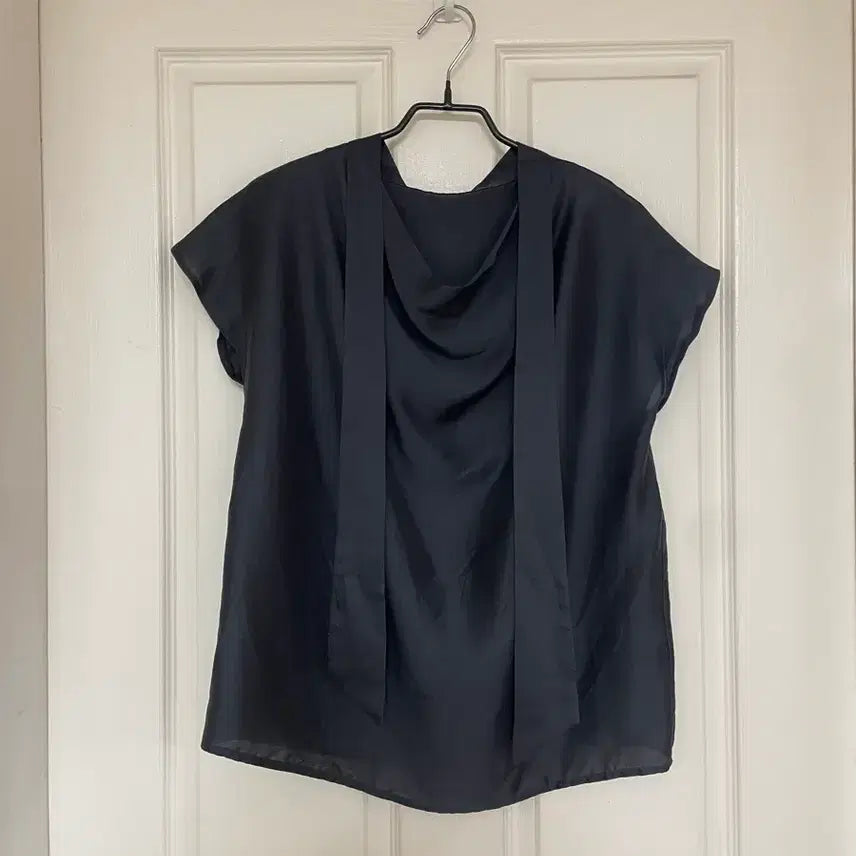 [BUNJANG] Drape Silky Tie Shirring Sleeveless Blouse / 드레이프 실키 타이 셔링 민소매 블라우스