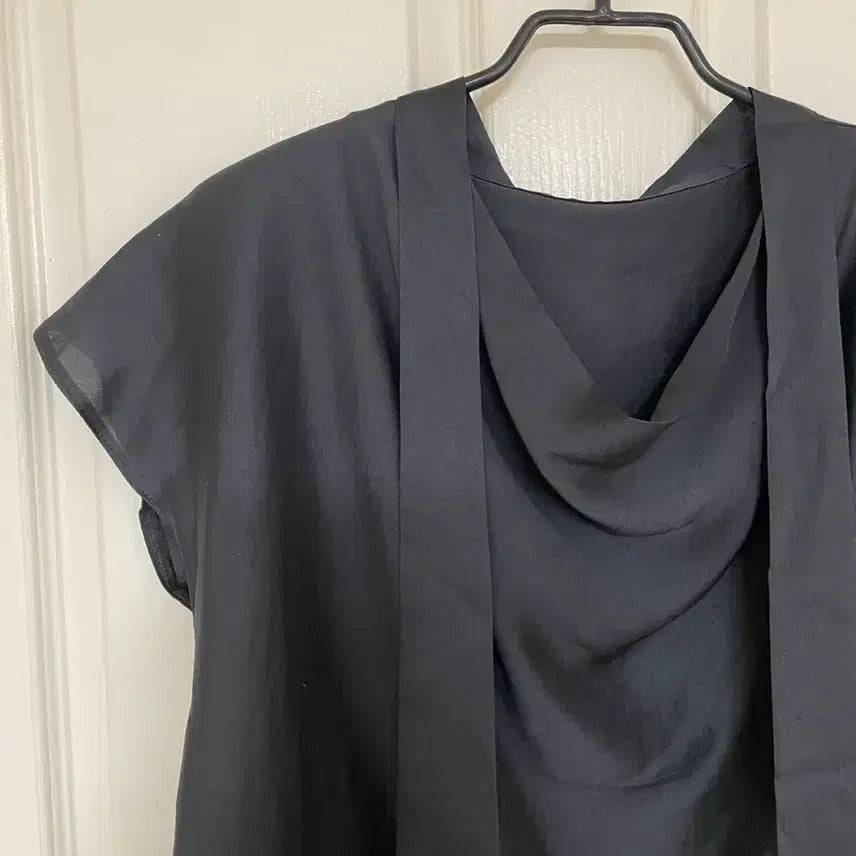 [BUNJANG] Drape Silky Tie Shirring Sleeveless Blouse / 드레이프 실키 타이 셔링 민소매 블라우스