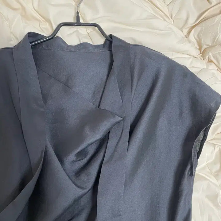 [BUNJANG] Drape Silky Tie Shirring Sleeveless Blouse / 드레이프 실키 타이 셔링 민소매 블라우스