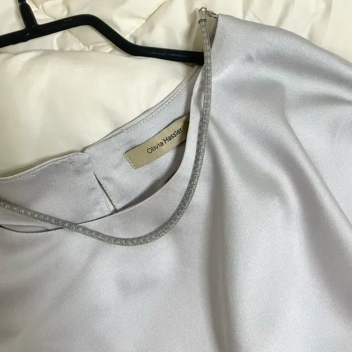 [BUNJANG] Olivia Hasler Satin Silver Blouse XL / 목걸이 새틴 실크 실버 블라우스 XL