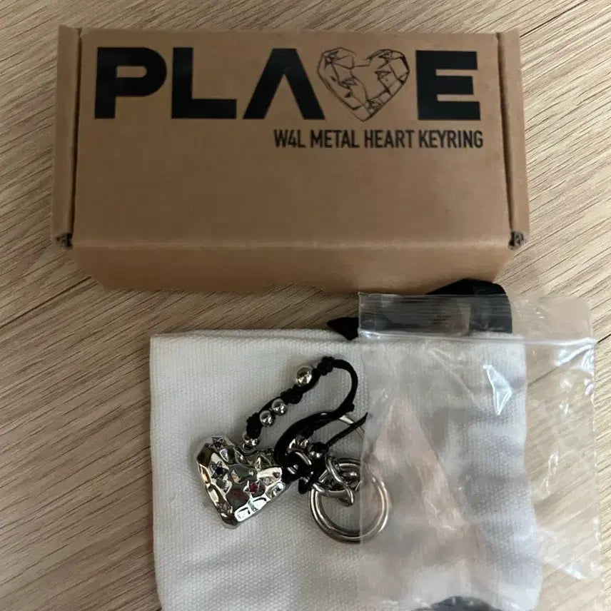 [SOLD OUT] PLAVE 플레이브 W4L 메탈 하트 키링 (더현대 팝업)