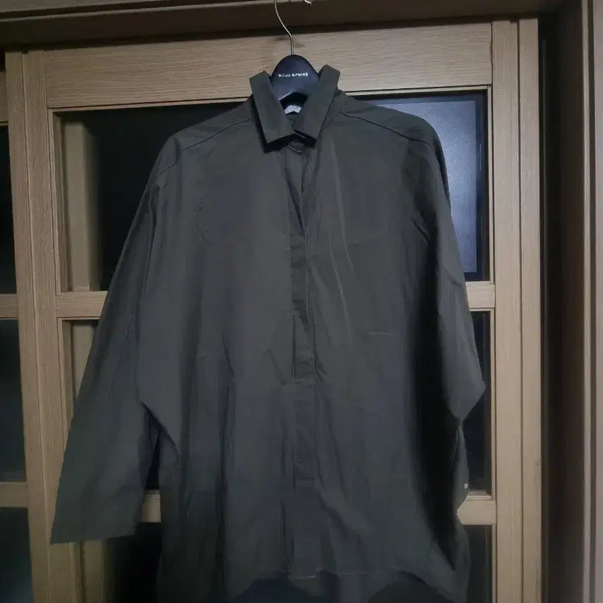 [BUNJANG] BISOO Shirt-Style Long Blouse Khaki / 바이서우 셔츠형 롱 블라우스 카키 f