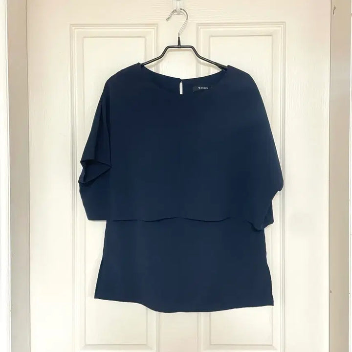 [SOLD OUT] 케이프 레이어드 쉬폰 에스솔레지아 블라우스 네이비 55