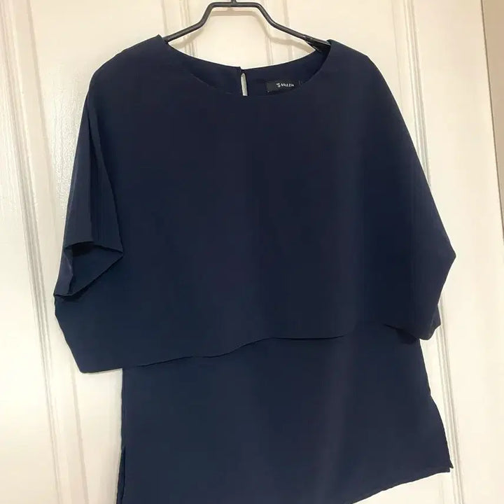 [SOLD OUT] 케이프 레이어드 쉬폰 에스솔레지아 블라우스 네이비 55