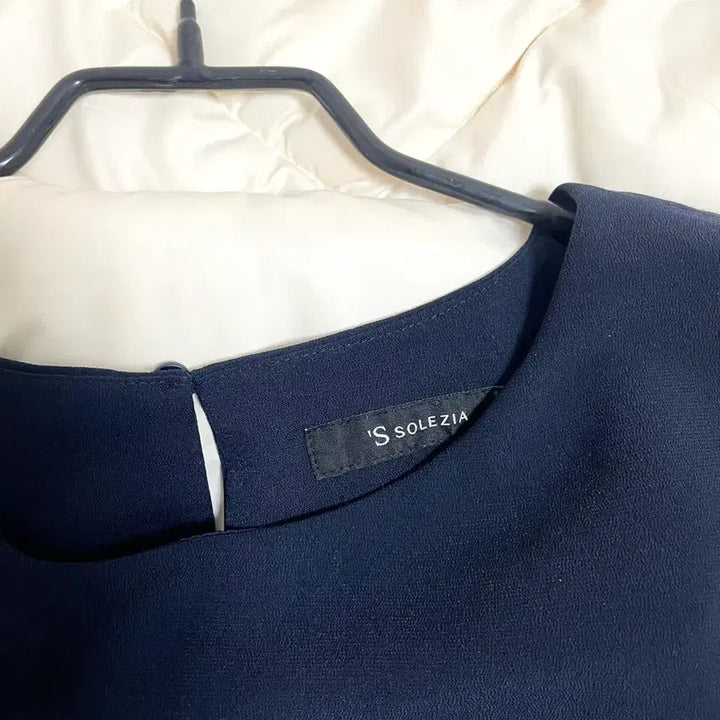 [SOLD OUT] 케이프 레이어드 쉬폰 에스솔레지아 블라우스 네이비 55