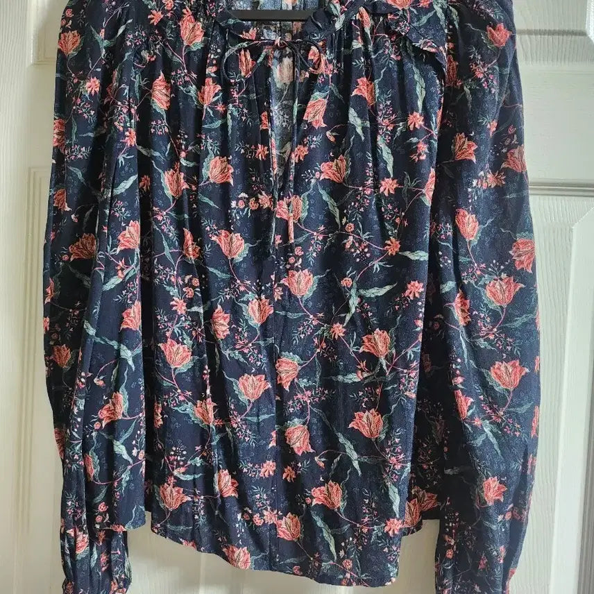 [BUNJANG] MNG Flower Pattern Blouse Navy / MNG 플라워 패턴 블라우스 네이비
