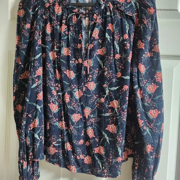 [BUNJANG] MNG Flower Pattern Blouse Navy / MNG 플라워 패턴 블라우스 네이비