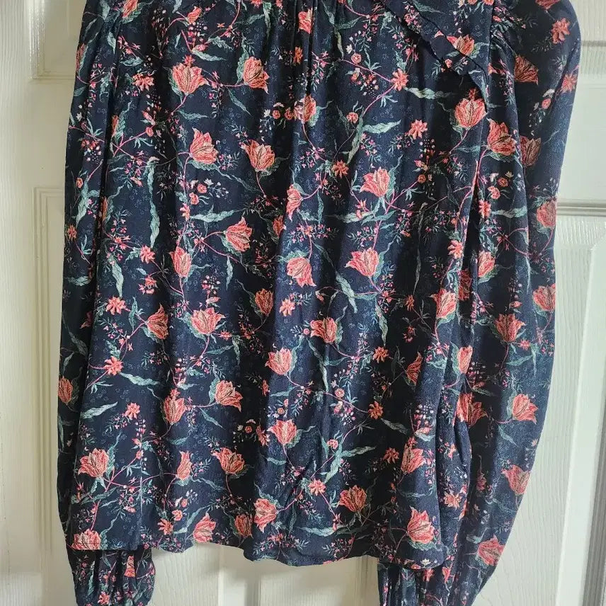 [BUNJANG] MNG Flower Pattern Blouse Navy / MNG 플라워 패턴 블라우스 네이비