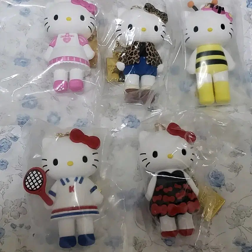 [BUNJANG] Hello Kitty 50th Anniversary Limited Edition Mascot Secret Keyring / 헬로키티 50주년 한정판 마스코트 시크릿 키링 골드참