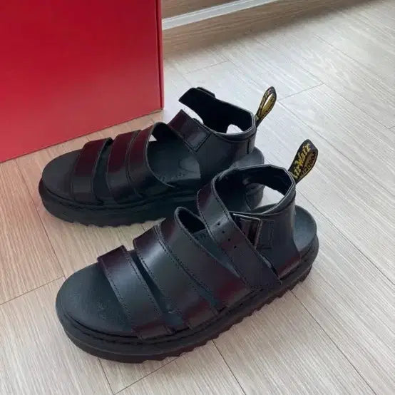 [BUNJANG] Dr. Martens Black Strap Sandals Size UK 4 (230-235mm) / 닥터마틴 스트랩 샌들 uk4 230-235