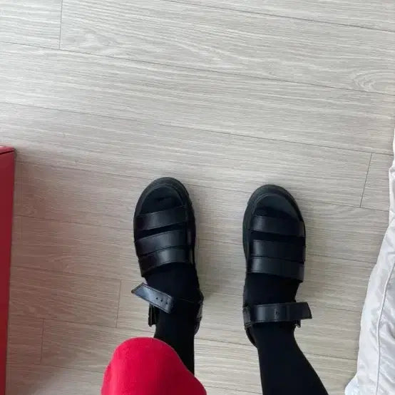 [BUNJANG] Dr. Martens Black Strap Sandals Size UK 4 (230-235mm) / 닥터마틴 스트랩 샌들 uk4 230-235
