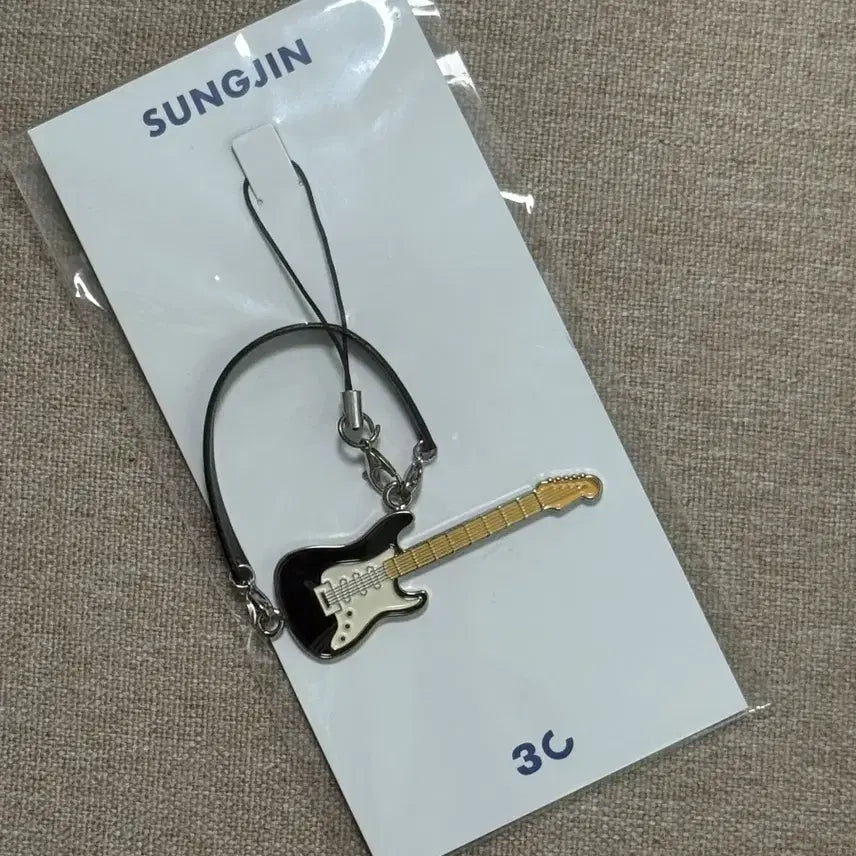 [SOLD OUT] (단순개봉 미사용) 데이식스 성진 미니 기타 스트랩 키링 원가양도