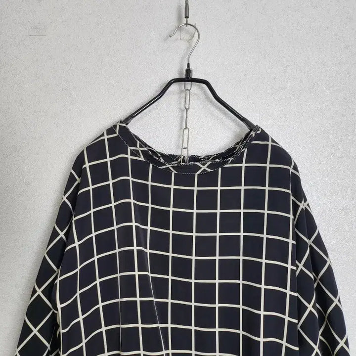 [BUNJANG] The Izzat Ribbon Color-Blocked Check Pattern Blouse / 더아이잗 리본배색 블라우스 66