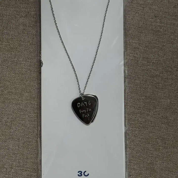 [BUNJANG] Day6 Sungjin Guitar Pick Necklace / (단순개봉 미사용) 데이식스 성진 기타 피크 목걸이 원가양도