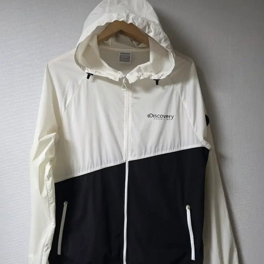 [BUNJANG] Discovery Lightweight Windbreaker Hoodie Zip-up White/Black Size 105 / 디스커버리 화이트/블랙 경량 바람막이 후드집업  사이즈 105