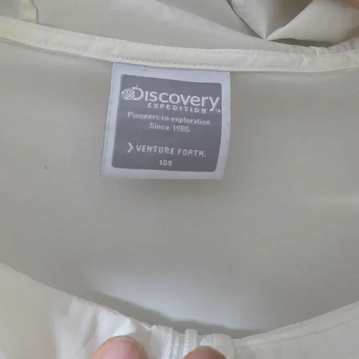 [BUNJANG] Discovery Lightweight Windbreaker Hoodie Zip-up White/Black Size 105 / 디스커버리 화이트/블랙 경량 바람막이 후드집업  사이즈 105