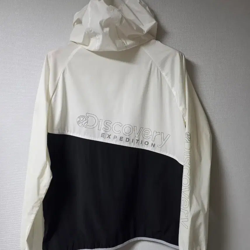 [BUNJANG] Discovery Lightweight Windbreaker Hoodie Zip-up White/Black Size 105 / 디스커버리 화이트/블랙 경량 바람막이 후드집업  사이즈 105
