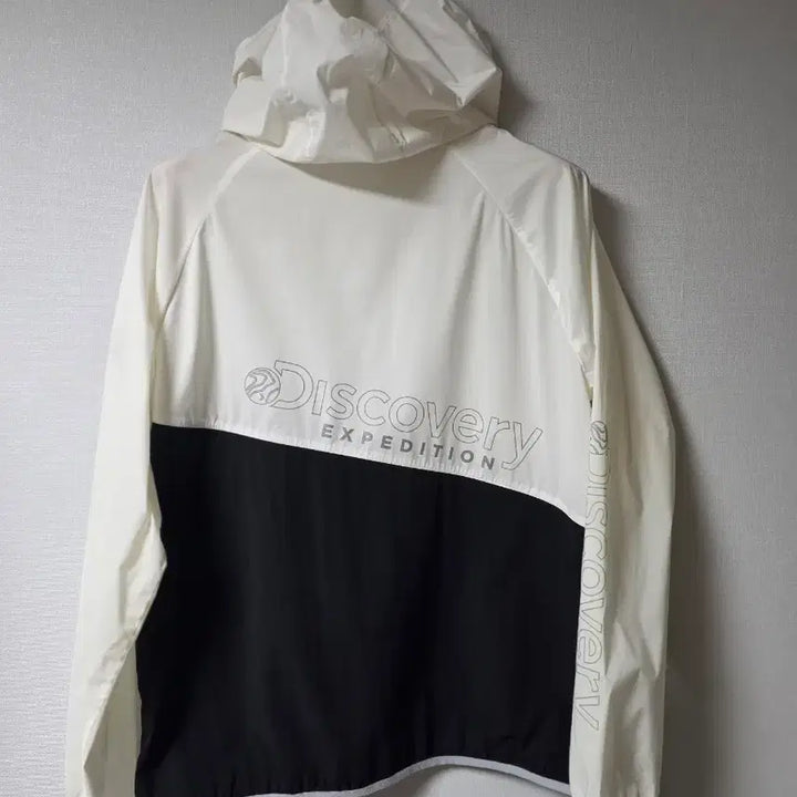 [BUNJANG] Discovery Lightweight Windbreaker Hoodie Zip-up White/Black Size 105 / 디스커버리 화이트/블랙 경량 바람막이 후드집업  사이즈 105