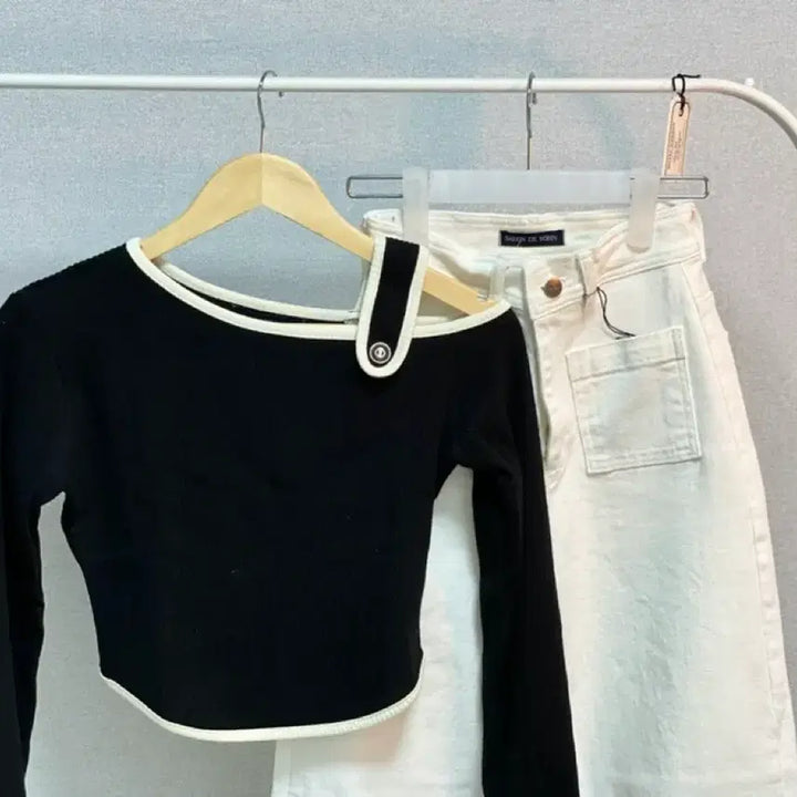 [BUNJANG] Salondeyon Off-Shoulder Black T-Shirt / 살롱드욘 오프숄더 블랙 티셔츠