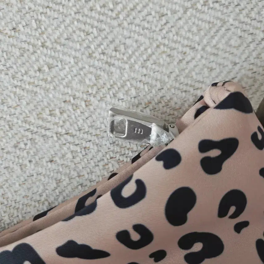 [BUNJANG] Minitmute Closoft Leopard Shoulder Bag / 미닛뮤트 클로소프트 레오파즈