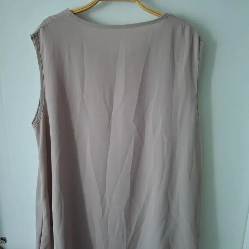 [BUNJANG] Beige Round Neck Sleeveless Blouse / 베이지색 라운드넥 민소매 블라우스566~77